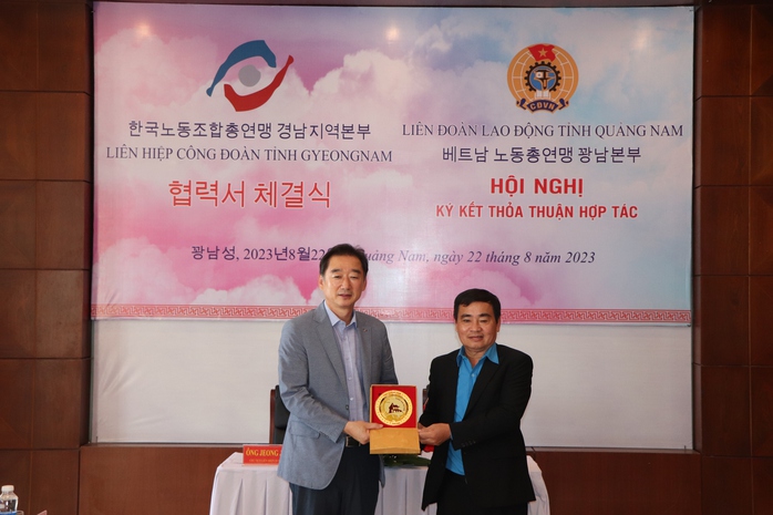 CLIP: Món quà đặc biệt của Chủ tịch Công đoàn người Hàn Quốc lần đầu đến Quảng Nam - Ảnh 3.