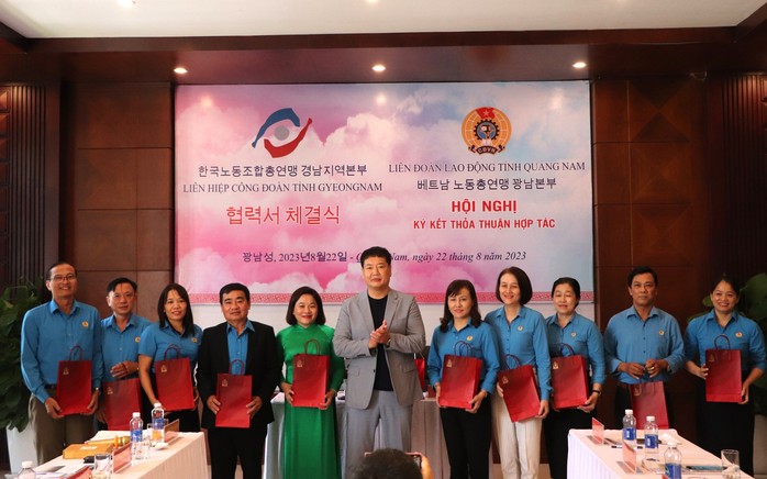 CLIP: Món quà đặc biệt của Chủ tịch Công đoàn người Hàn Quốc lần đầu đến Quảng Nam - Ảnh 5.