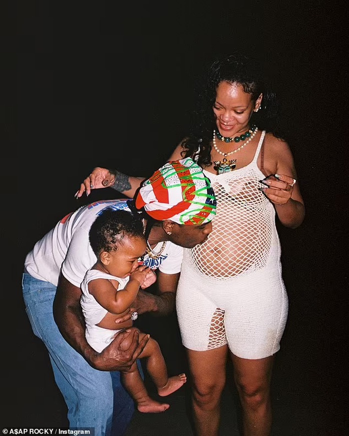 Rihanna secretly gave birth to her second child - Photo 5.