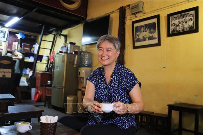 Nữ Ngoại trưởng Úc thưởng thức cà phê trứng phố cổ Hà Nội - Ảnh 3.