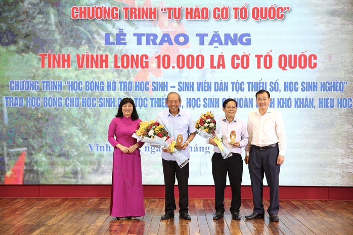 Trao 10.000 lá cờ Tổ quốc và 100 suất kinh phí hỗ trợ học tập tại vùng đất học Vĩnh Long - Ảnh 13.