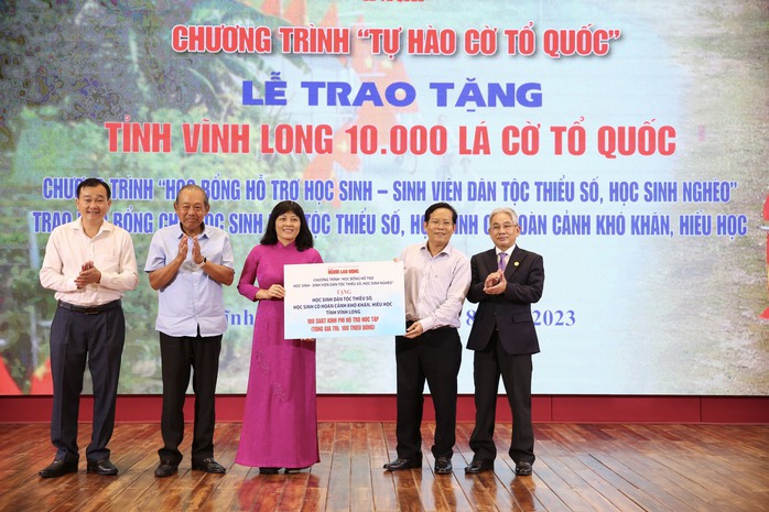 Trao 10.000 lá cờ Tổ quốc và 100 suất kinh phí hỗ trợ học tập tại vùng đất học Vĩnh Long - Ảnh 4.