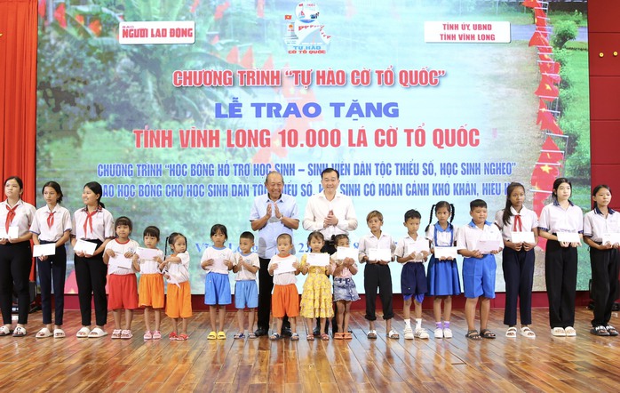 Trao 10.000 lá cờ Tổ quốc và 100 suất kinh phí hỗ trợ học tập tại vùng đất học Vĩnh Long - Ảnh 8.