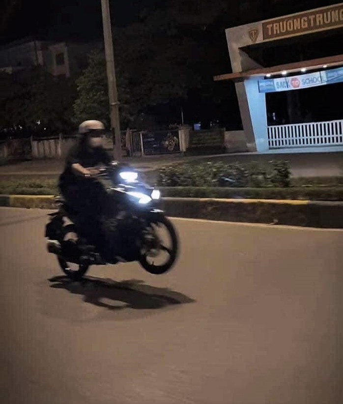 Xử lý cô gái 21 tuổi lái xe máy bằng một bánh trên đường phố - Ảnh 1.