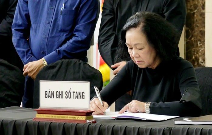 Lãnh đạo Đảng, Nhà nước viếng Phó Thủ tướng Lê Văn Thành - Ảnh 13. Lãnh đạo Đảng, Nhà nước viếng Phó Thủ tướng Lê Văn Thành - Ảnh 13.