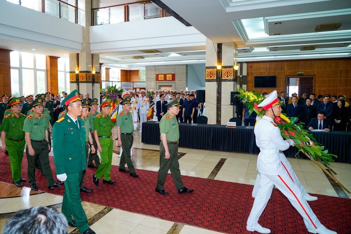 Lãnh đạo Đảng, Nhà nước viếng Phó Thủ tướng Lê Văn Thành - Ảnh 6. Lãnh đạo Đảng, Nhà nước viếng Phó Thủ tướng Lê Văn Thành - Ảnh 6.
