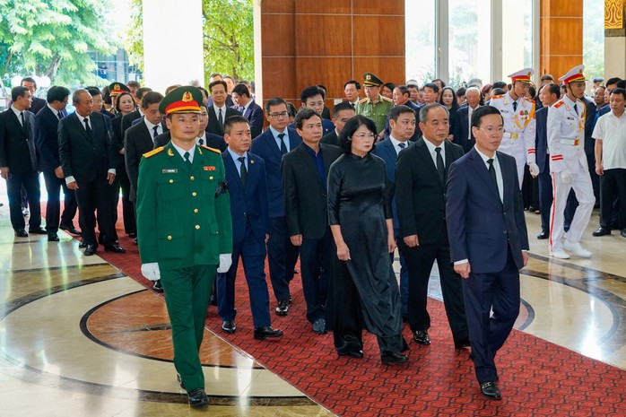 Lãnh đạo Đảng, Nhà nước viếng Phó Thủ tướng Lê Văn Thành - Ảnh 2. Lãnh đạo Đảng, Nhà nước viếng Phó Thủ tướng Lê Văn Thành - Ảnh 2.