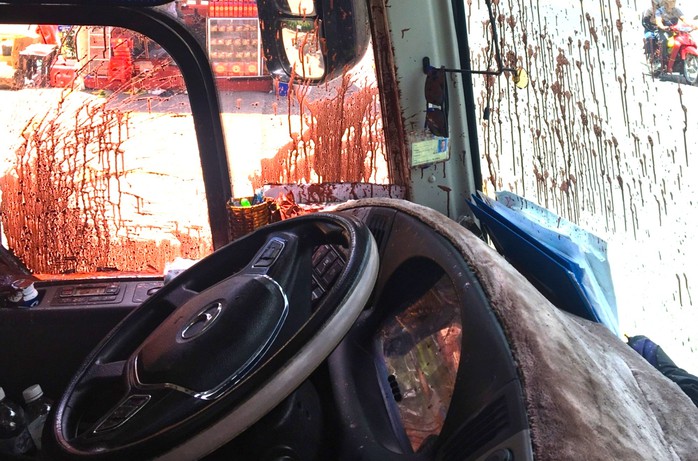 Điều tra vụ xe chở du khách lên Đà Lạt bị ném mắm tôm - Ảnh 1.