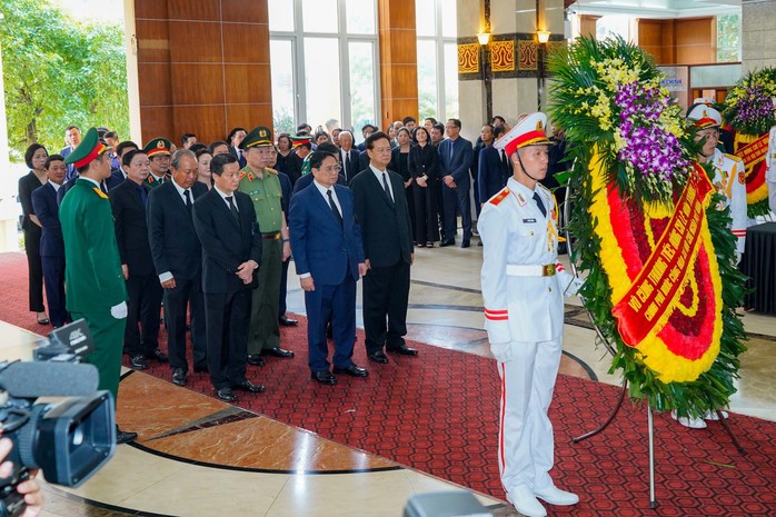 Lãnh đạo Đảng, Nhà nước viếng Phó Thủ tướng Lê Văn Thành - Ảnh 3. Lãnh đạo Đảng, Nhà nước viếng Phó Thủ tướng Lê Văn Thành - Ảnh 3.