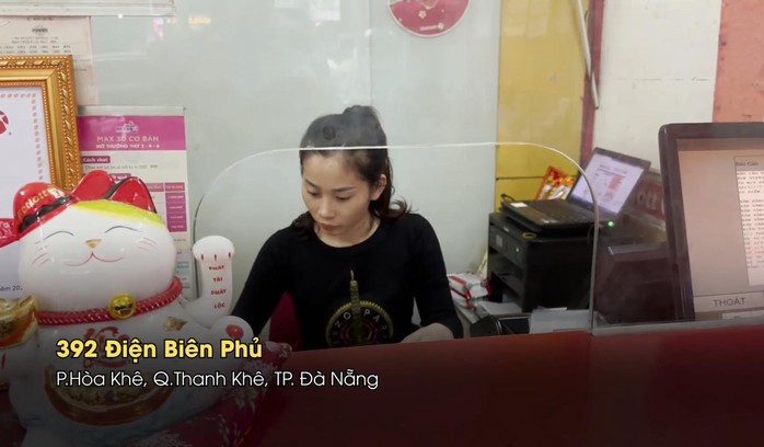 Người phụ nữ bấm vé Vietlott, khách hàng trúng thưởng hàng trăm tỉ đồng - Ảnh 1.