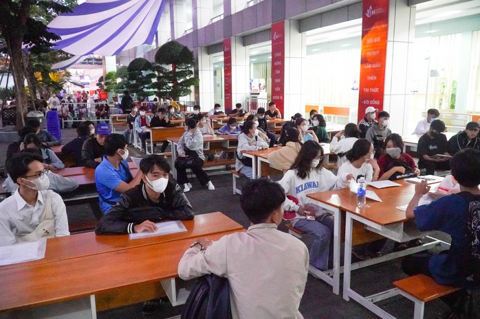Vượt ngàn cây số, làm thủ tục nhập học cho con từ 3 giờ sáng - Ảnh 9. Vượt ngàn cây số, làm thủ tục nhập học tỷ lệ kèo nhà cái hôm nay từ 3 giờ sáng - Ảnh 9.