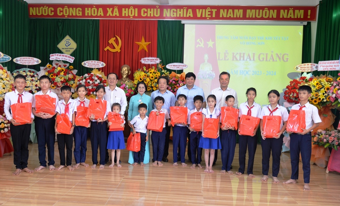 Khai giảng năm học mới tại Trung tâm Nuôi dạy trẻ khuyết tật Võ Hồng Sơn - Ảnh 4.