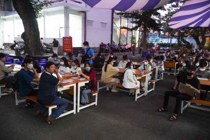 Vượt ngàn cây số, làm thủ tục nhập học cho con từ 3 giờ sáng - Ảnh 6. Vượt ngàn cây số, làm thủ tục nhập học tỷ lệ kèo nhà cái hôm nay từ 3 giờ sáng - Ảnh 6.