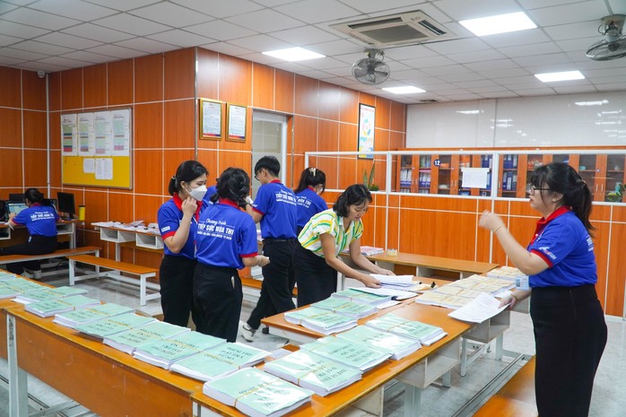 Vượt ngàn cây số, làm thủ tục nhập học cho con từ 3 giờ sáng - Ảnh 8. Vượt ngàn cây số, làm thủ tục nhập học tỷ lệ kèo nhà cái hôm nay từ 3 giờ sáng - Ảnh 8.