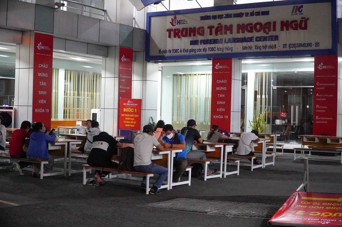 Vượt ngàn cây số, làm thủ tục nhập học cho con từ 3 giờ sáng - Ảnh 2. Vượt ngàn cây số, làm thủ tục nhập học tỷ lệ kèo nhà cái hôm nay từ 3 giờ sáng - Ảnh 2.