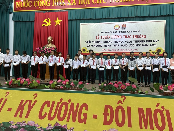 Tiếp sức học sinh nghèo, hiếu học Bình Định đến trường - Ảnh 1.