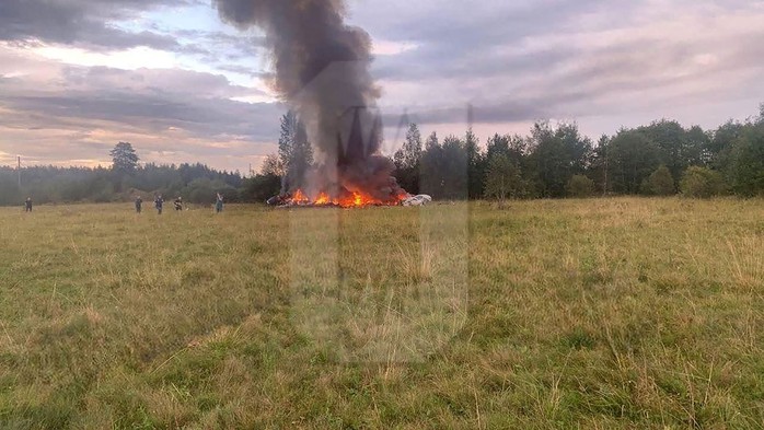 Nga tìm thấy 10 thi thể trong vụ rơi máy bay nghi chở trùm Wagner - Ảnh 1.