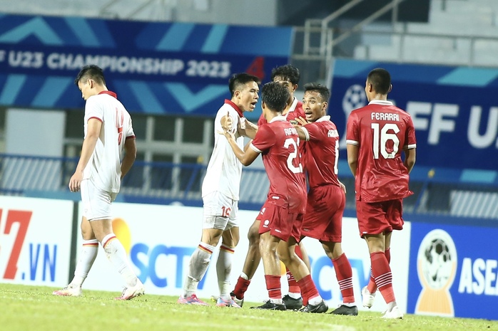 Nhiều CĐV Indonesia vẫn còn bức xúc với pha phạm lỗi của U23 Việt Nam - Ảnh 2.