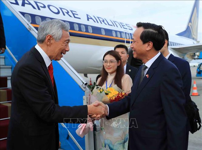 Thủ tướng Singapore Lý Hiển Long tới Hà Nội, bắt đầu thăm Việt Nam - Ảnh 1.