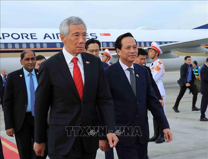 Thủ tướng Singapore Lý Hiển Long tới Hà Nội, bắt đầu thăm Việt Nam - Ảnh 3.
