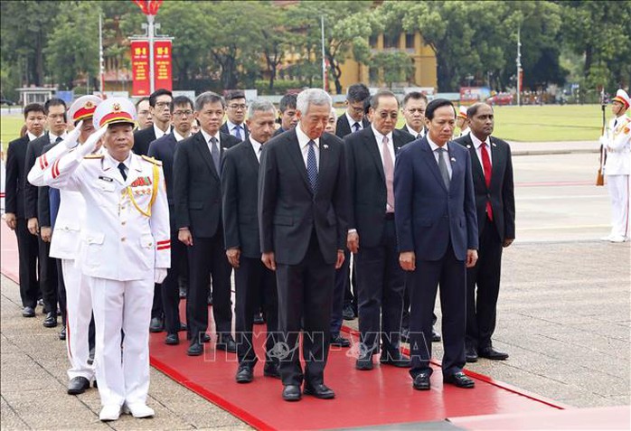 Thủ tướng Lý Hiển Long vào Lăng viếng Chủ tịch Hồ Chí Minh - Ảnh 3.