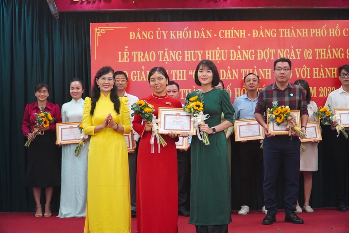 TP HCM: Nhiều đảng viên nhận Huy hiệu 50 năm tuổi Đảng thuộc khối Dân - Chính - Đảng - Ảnh 4.