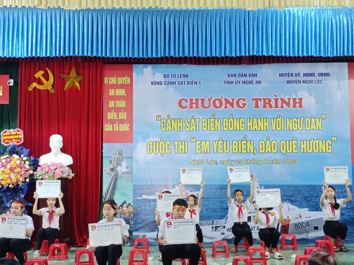 Cảnh sát biển Việt Nam tổ chức nhiều hoạt động đồng hành với ngư dân - Ảnh 5.