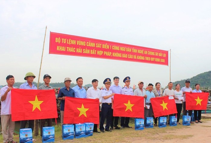 Cảnh sát biển Việt Nam tổ chức nhiều hoạt động đồng hành với ngư dân - Ảnh 1.