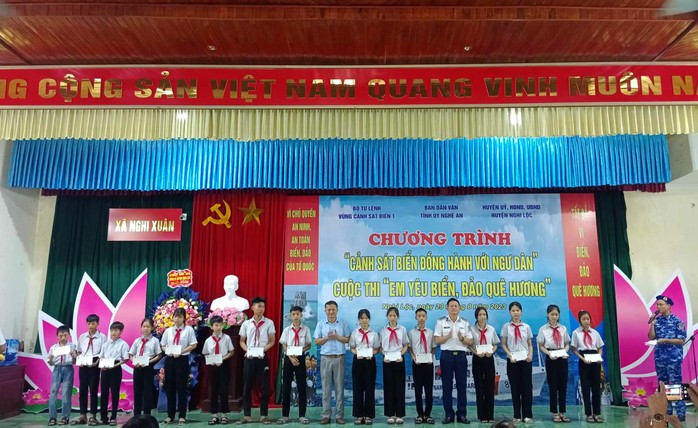 Cảnh sát biển Việt Nam tổ chức nhiều hoạt động đồng hành với ngư dân - Ảnh 4.