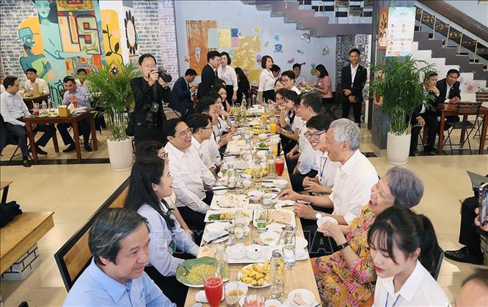 Thủ tướng Việt Nam-Singapore và Phu nhân ăn cơm cùng sinh viên tại căng-tin - Ảnh 7.