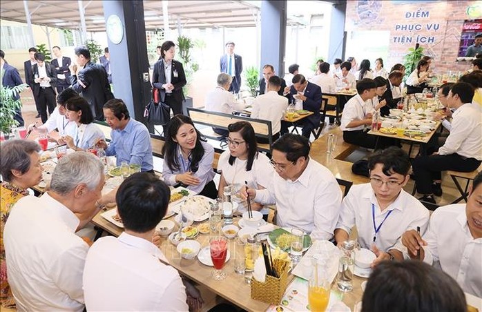 Thủ tướng Việt Nam-Singapore và Phu nhân ăn cơm cùng sinh viên tại căng-tin - Ảnh 6.
