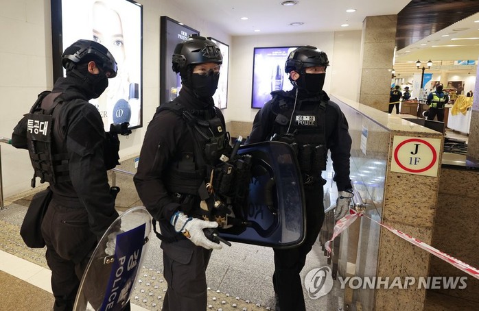 Hàn Quốc: Lao xe đám đông, chạy vào siêu thị đâm dao điên loạn - Ảnh 2.