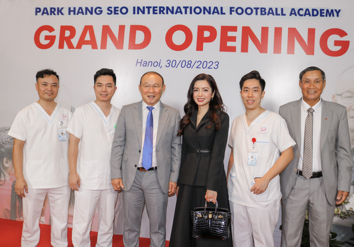 Học viện bóng đá Park Hang-seo chọn bác sĩ Việt Nam chăm sóc sức khỏe cầu thủ nhí - Ảnh 1.