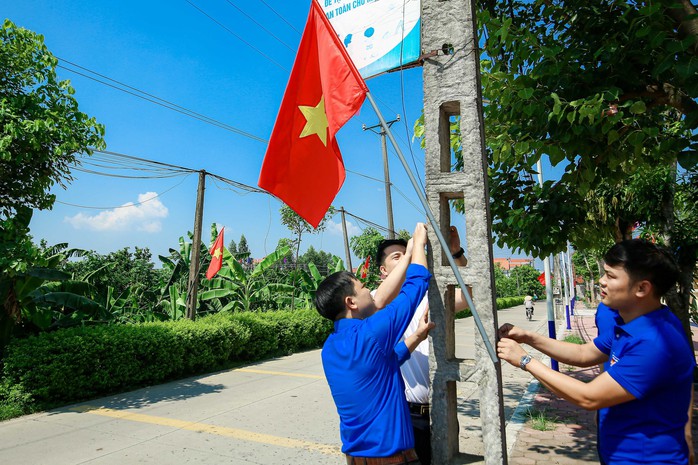 Báo Người Lao Động tặng 5.000 lá cờ Tổ quốc cho Tỉnh Đoàn Hưng Yên - Ảnh 4.