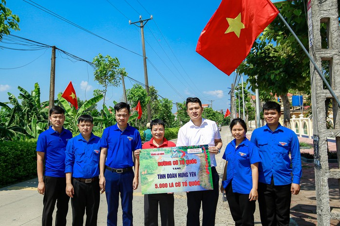 Báo Người Lao Động tặng 5.000 lá cờ Tổ quốc cho Tỉnh Đoàn Hưng Yên - Ảnh 1.