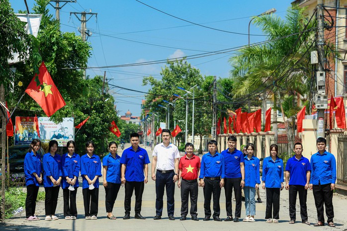 Báo Người Lao Động tặng 5.000 lá cờ Tổ quốc cho Tỉnh Đoàn Hưng Yên - Ảnh 9.