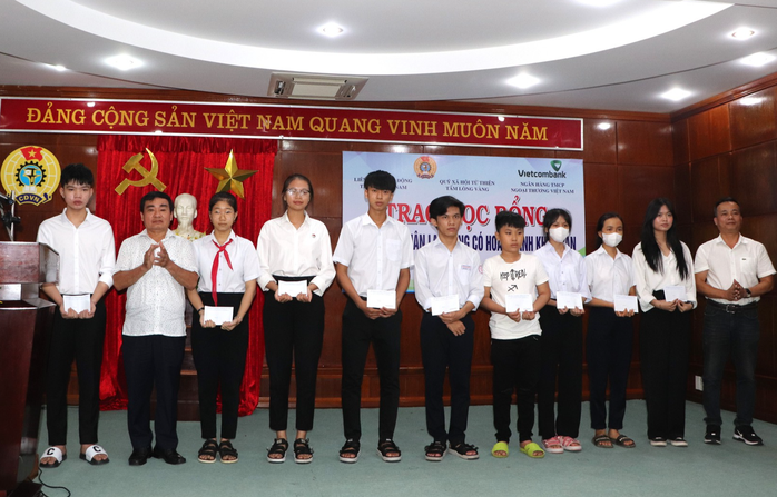 Quảng Nam: Trao học bổng cho con công nhân vượt khó học giỏi - Ảnh 2.