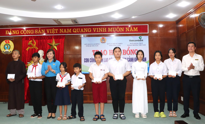 Quảng Nam: Trao học bổng cho con công nhân vượt khó học giỏi - Ảnh 1.