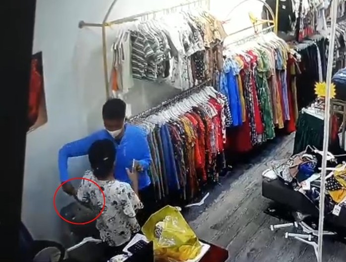 CLIP: Nam thanh niên cầm dao nhọn hoắt khống chế người phụ nữ trong shop quần áo - Ảnh 3.