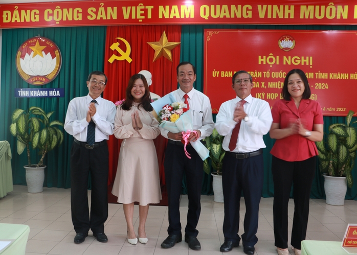 Bổ nhiệm nhiều lãnh đạo sở ngành ở Khánh Hòa theo hướng trẻ hóa - Ảnh 3.