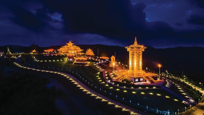 Giải mã giá trị văn hóa tâm linh và tiềm năng du lịch của Đại bảo tháp kinh luân lớn nhất thế giới - Ảnh 1. Giải mã giá trị văn hóa tâm linh và tiềm năng du lịch của Đại bảo tháp kinh luân lớn nhất thế giới - Ảnh 1.