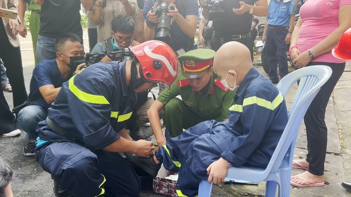 30 cảnh sát PCCC giúp bé trai ung thư hiện thực ước mơ làm lính cứu hỏa - Ảnh 2.