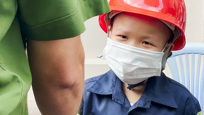 30 cảnh sát PCCC giúp bé trai ung thư hiện thực ước mơ làm lính cứu hỏa - Ảnh 3.