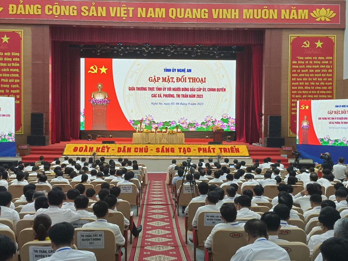 Đối thoại với hơn 1.000 người đứng đầu cấp ủy, chính quyền cơ sở ở Nghệ An - Ảnh 1.