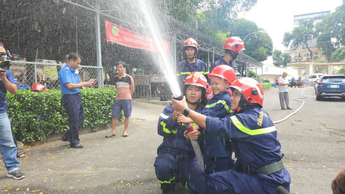 30 cảnh sát PCCC giúp bé trai ung thư hiện thực ước mơ làm lính cứu hỏa - Ảnh 4.