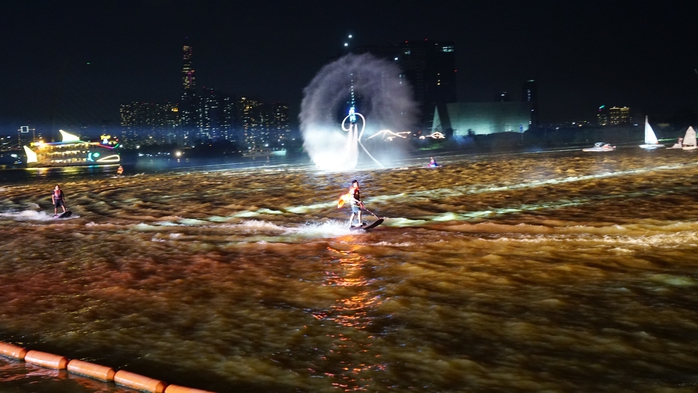 Mãn nhãn với màn biểu diễn Fly Board, ván phản lực trên sông Sài Gòn - Ảnh 2.