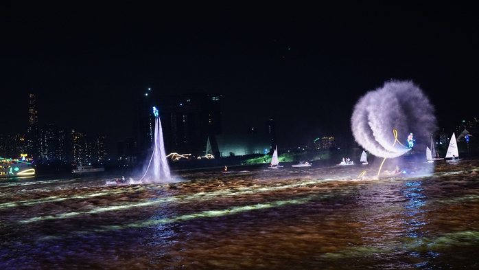 Mãn nhãn với màn biểu diễn Fly Board, ván phản lực trên sông Sài Gòn - Ảnh 3.