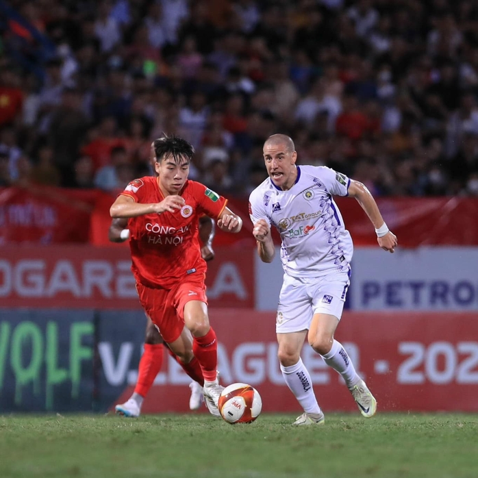 Công an Hà Nội vững ngôi đầu bảng sau chiến thắng trận derby thủ đô - Ảnh 2.