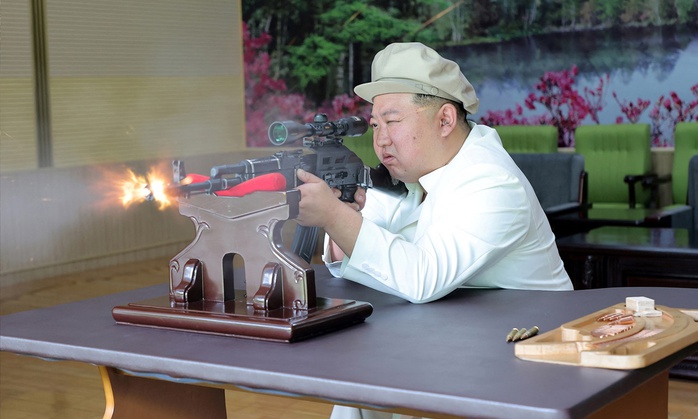 Ông Kim Jong-un thị sát loạt nhà máy vũ khí, nêu yêu cầu đặc biệt - Ảnh 2.