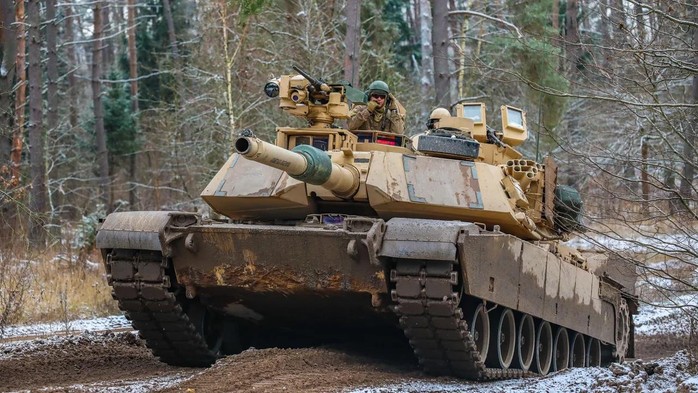 Lô xe tăng Abrams đầu tiên của Mỹ thẳng đường đến Ukraine - Ảnh 1.